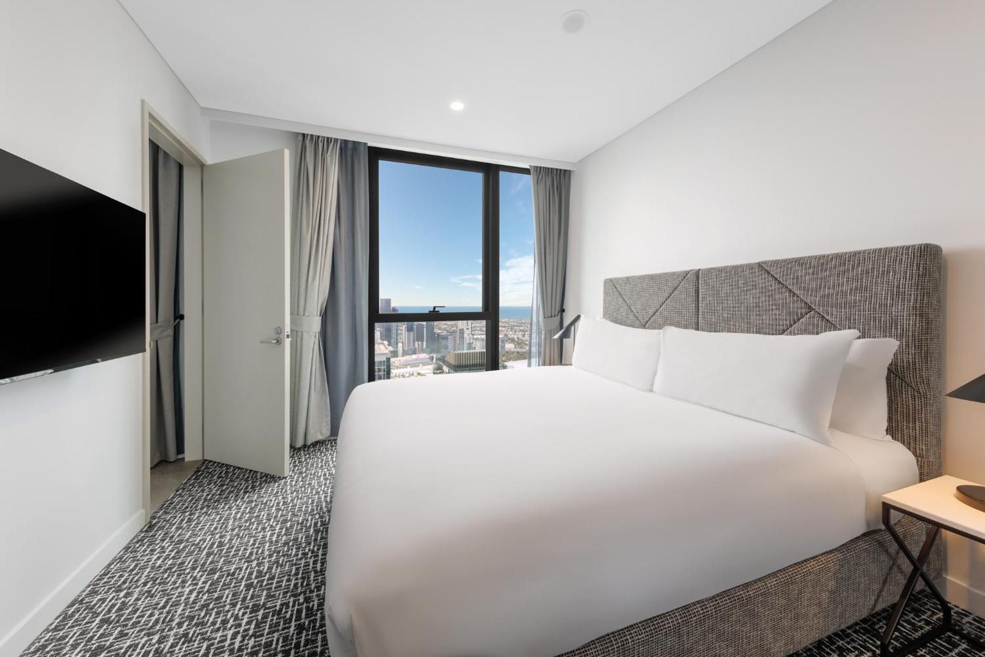 Meriton Suites Melburne Exterior foto A bedroom at the hotel