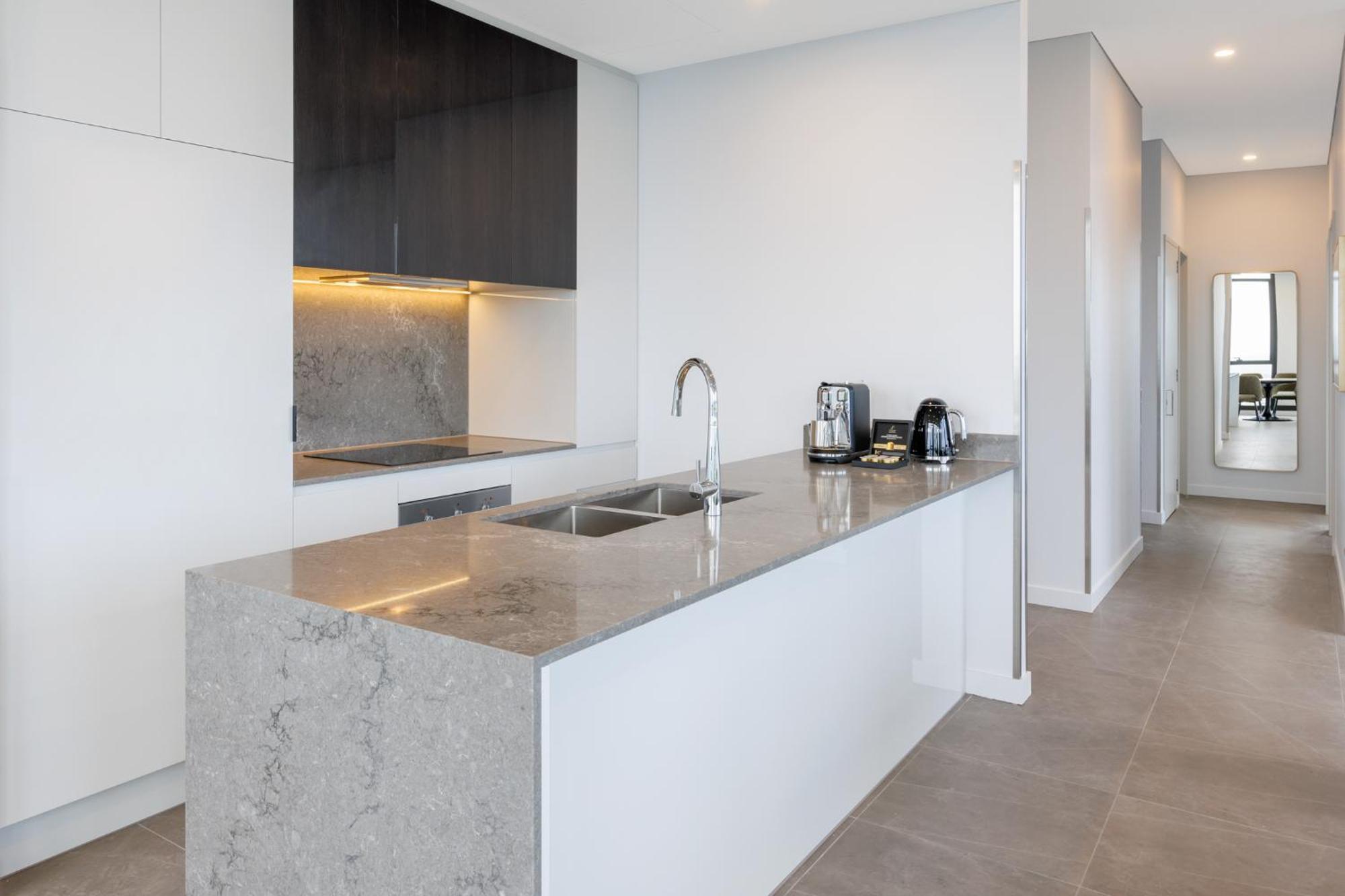 Meriton Suites Melburne Exterior foto A kitchen in a typical apartment