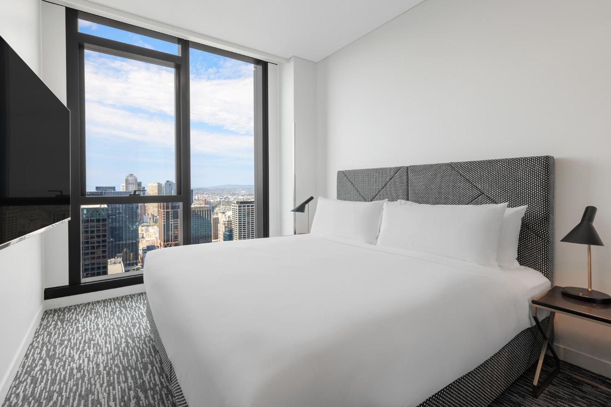 Meriton Suites Melburne Exterior foto A bedroom at the hotel