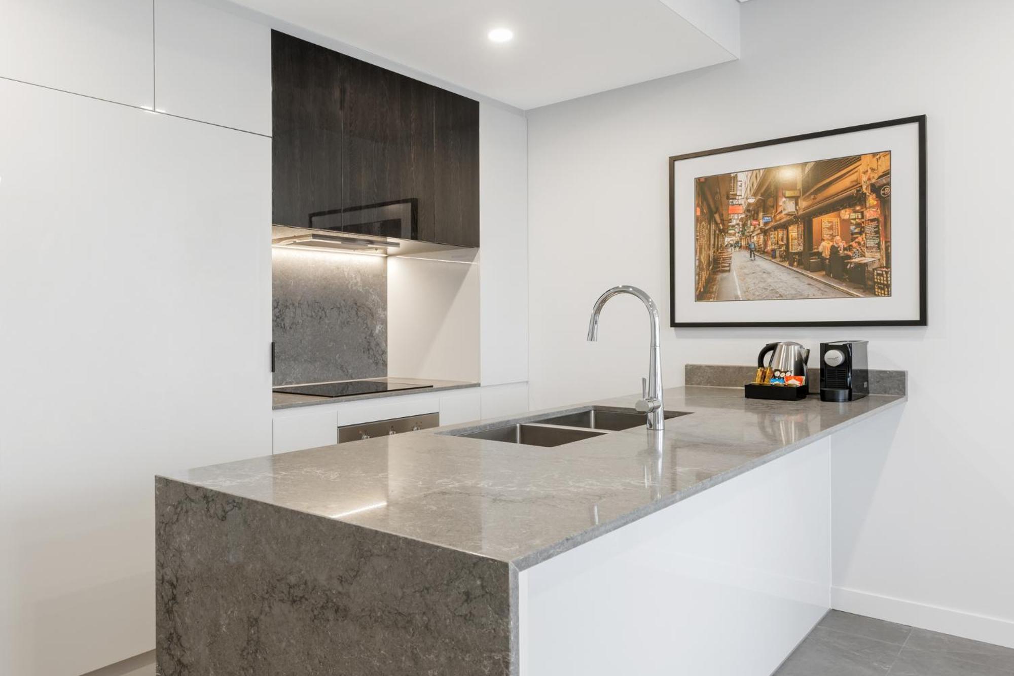 Meriton Suites Melburne Exterior foto A kitchen in a typical apartment