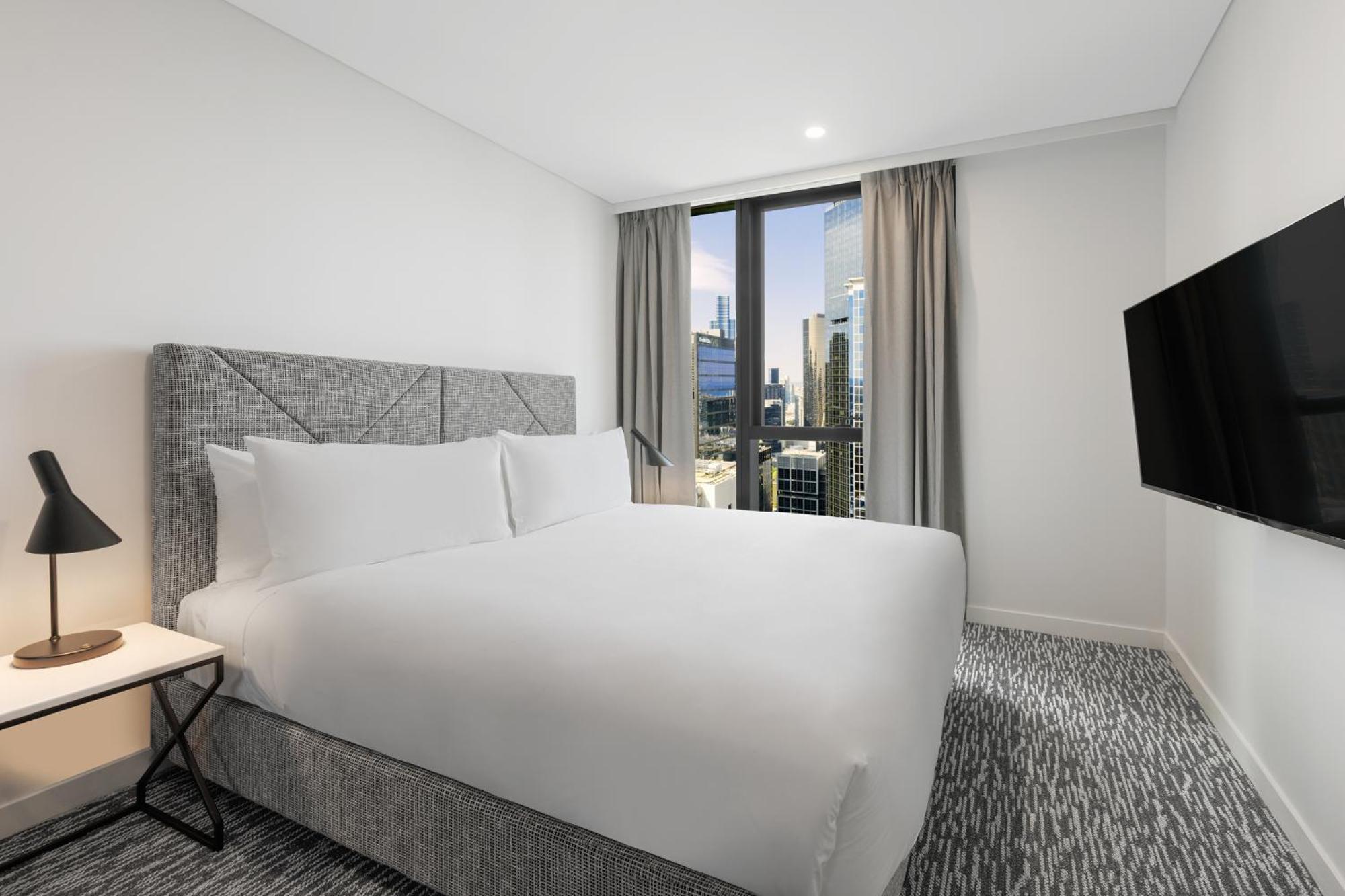 Meriton Suites Melburne Exterior foto A bedroom at the hotel