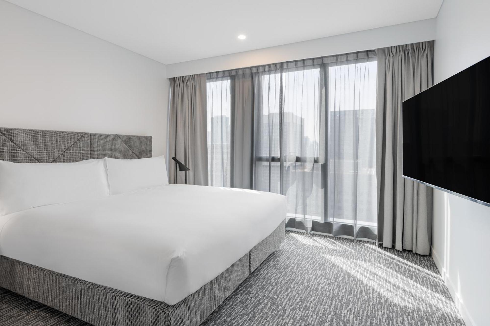 Meriton Suites Melburne Exterior foto A bedroom at the hotel