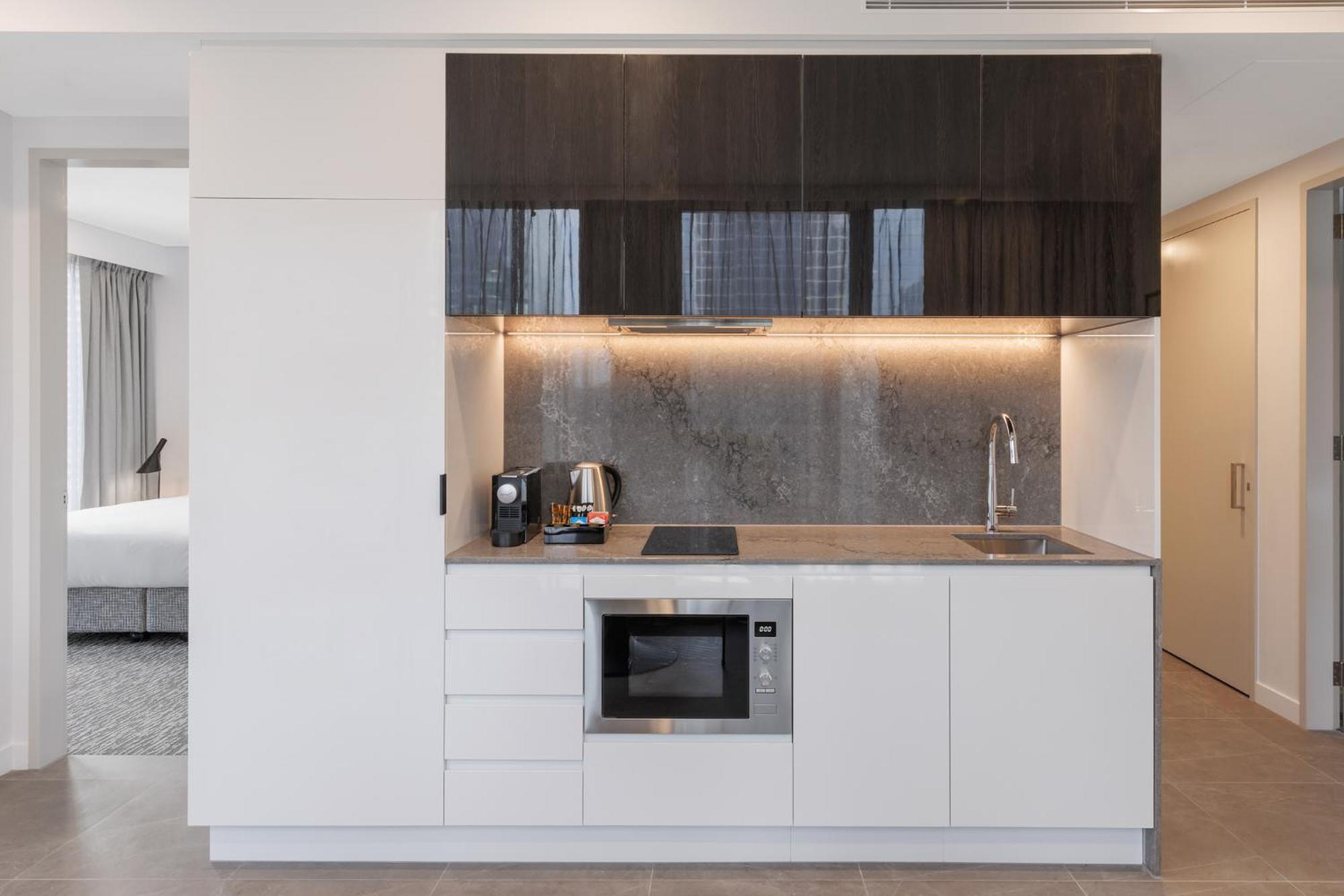Meriton Suites Melburne Exterior foto Kitchenette in a hotel room