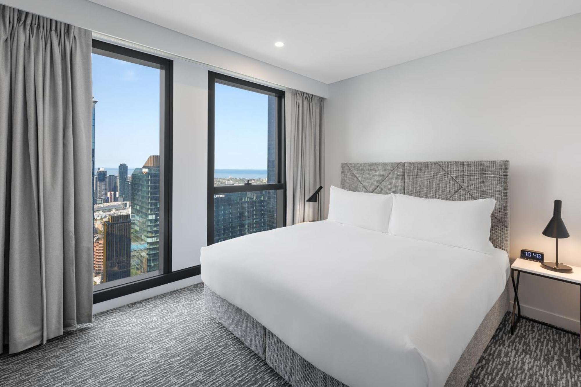 Meriton Suites Melburne Exterior foto A bedroom at the hotel