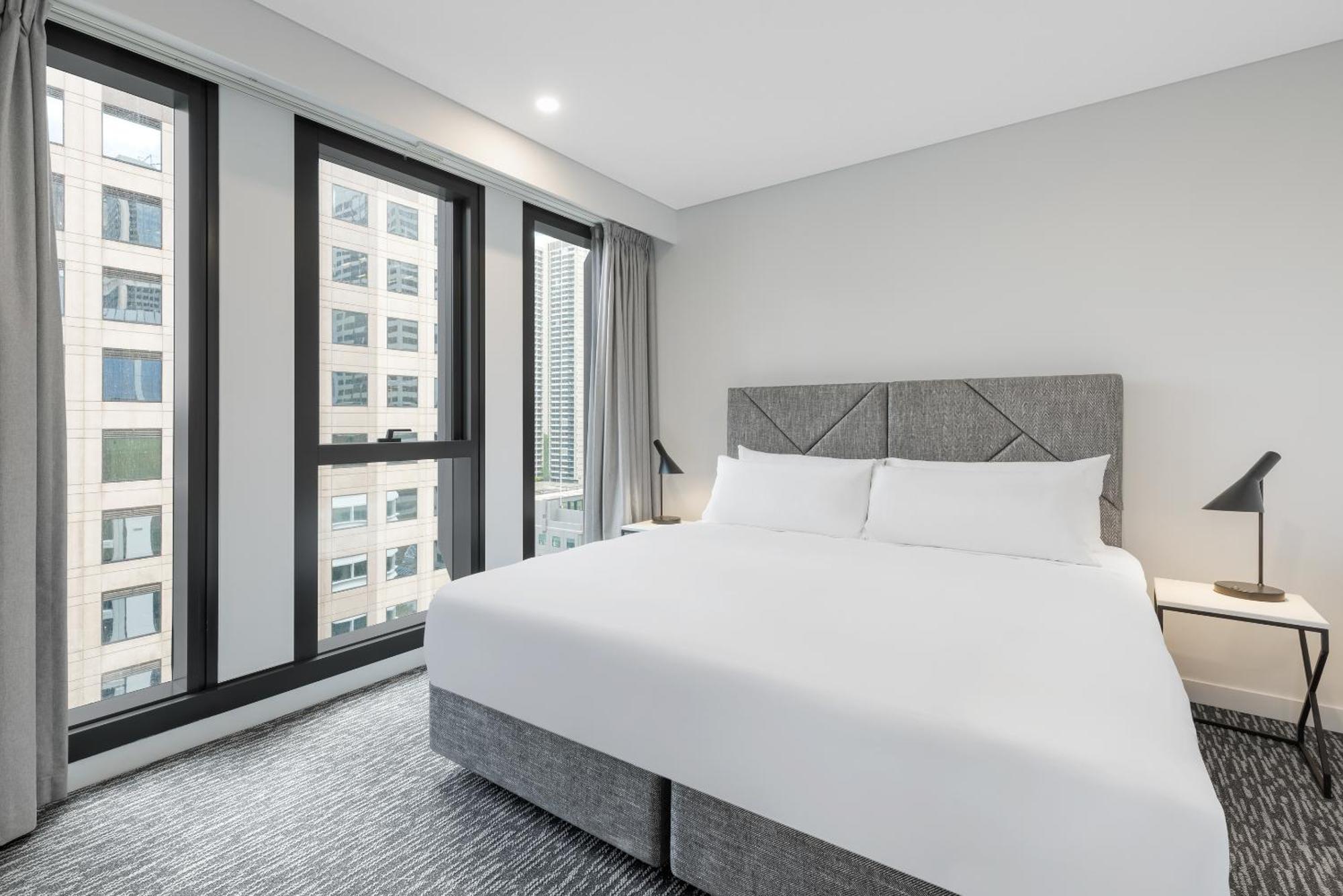 Meriton Suites Melburne Exterior foto A bedroom at the hotel