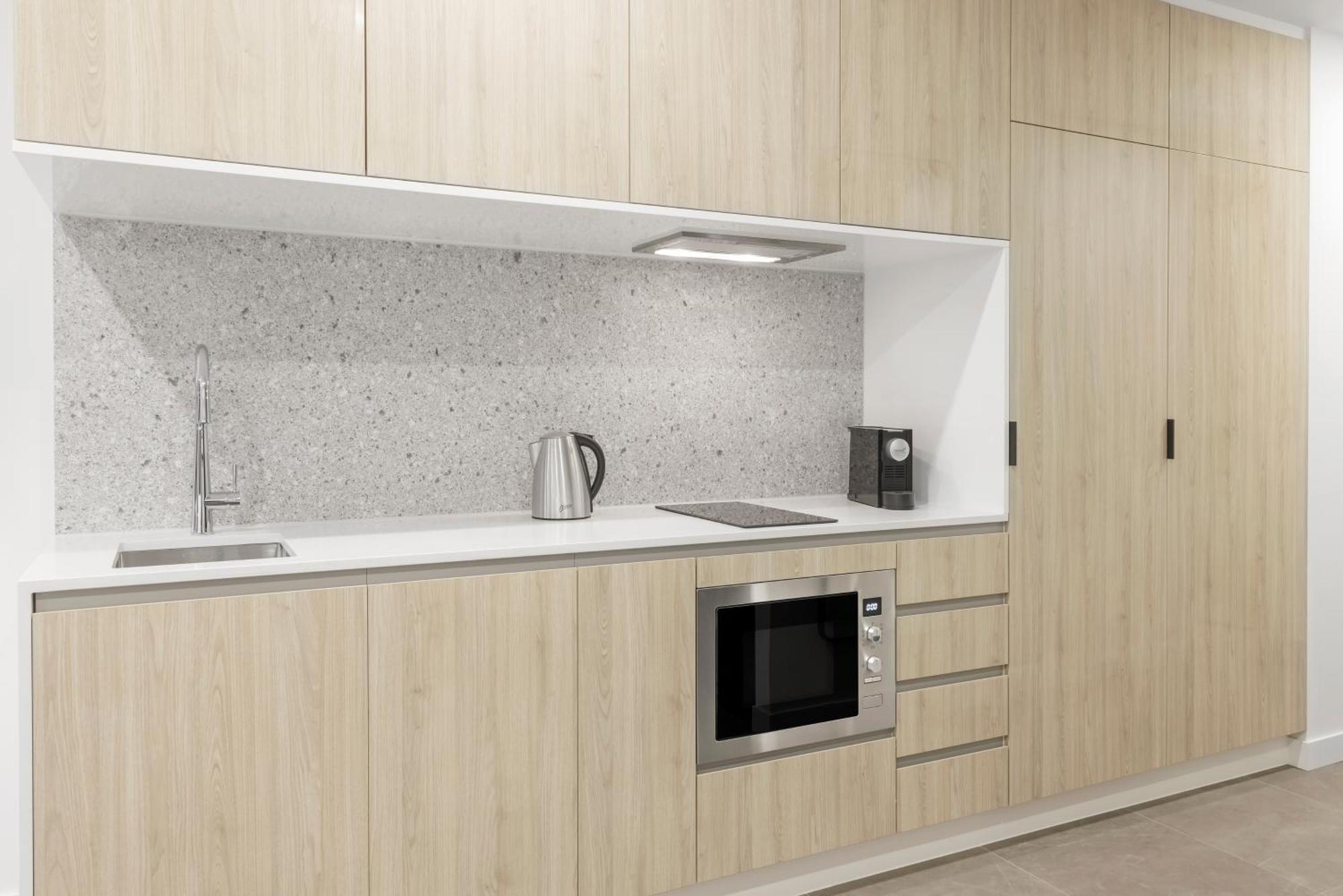 Meriton Suites Melburne Exterior foto A kitchen in a typical apartment