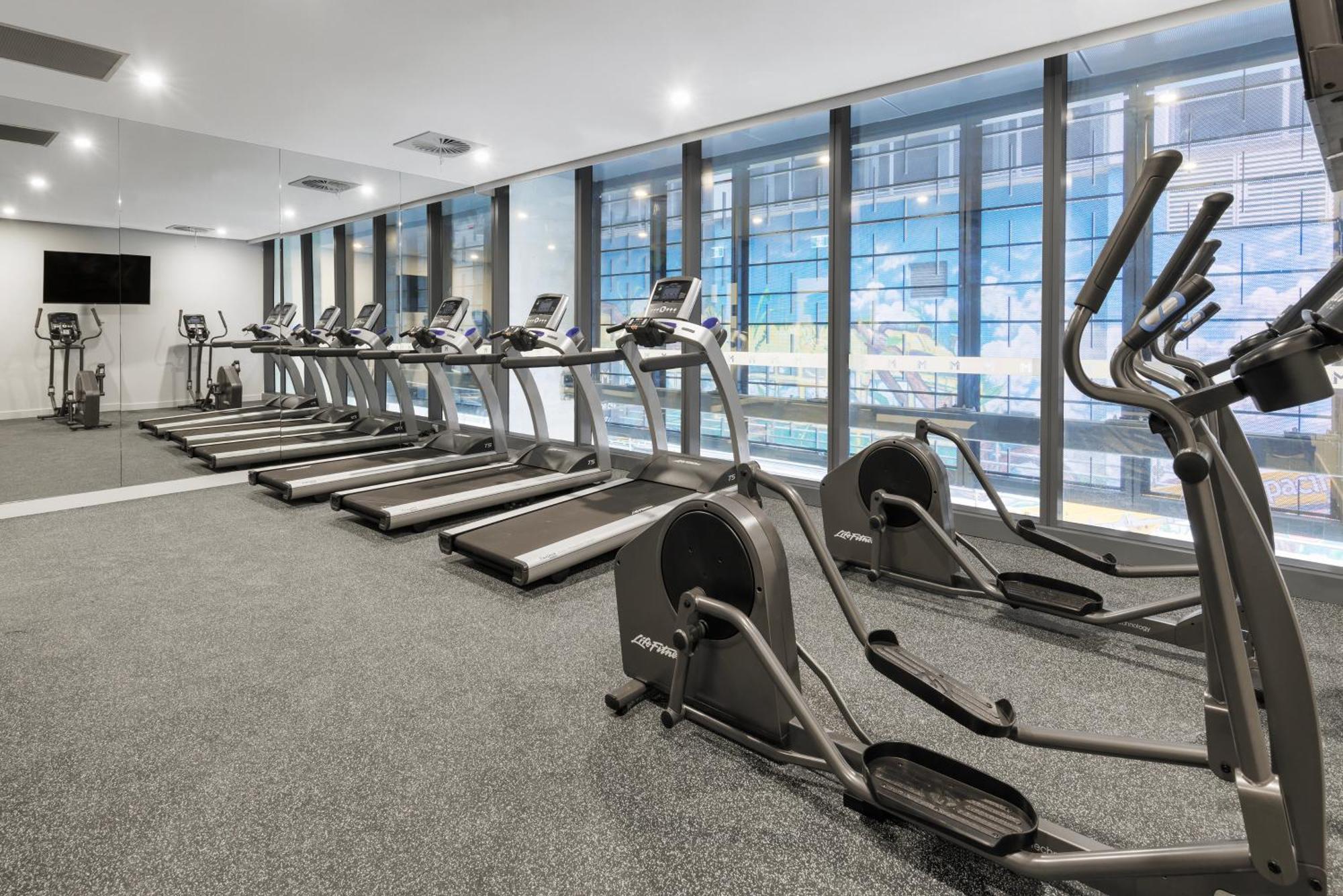 Meriton Suites Melburne Exterior foto A gym in a hotel