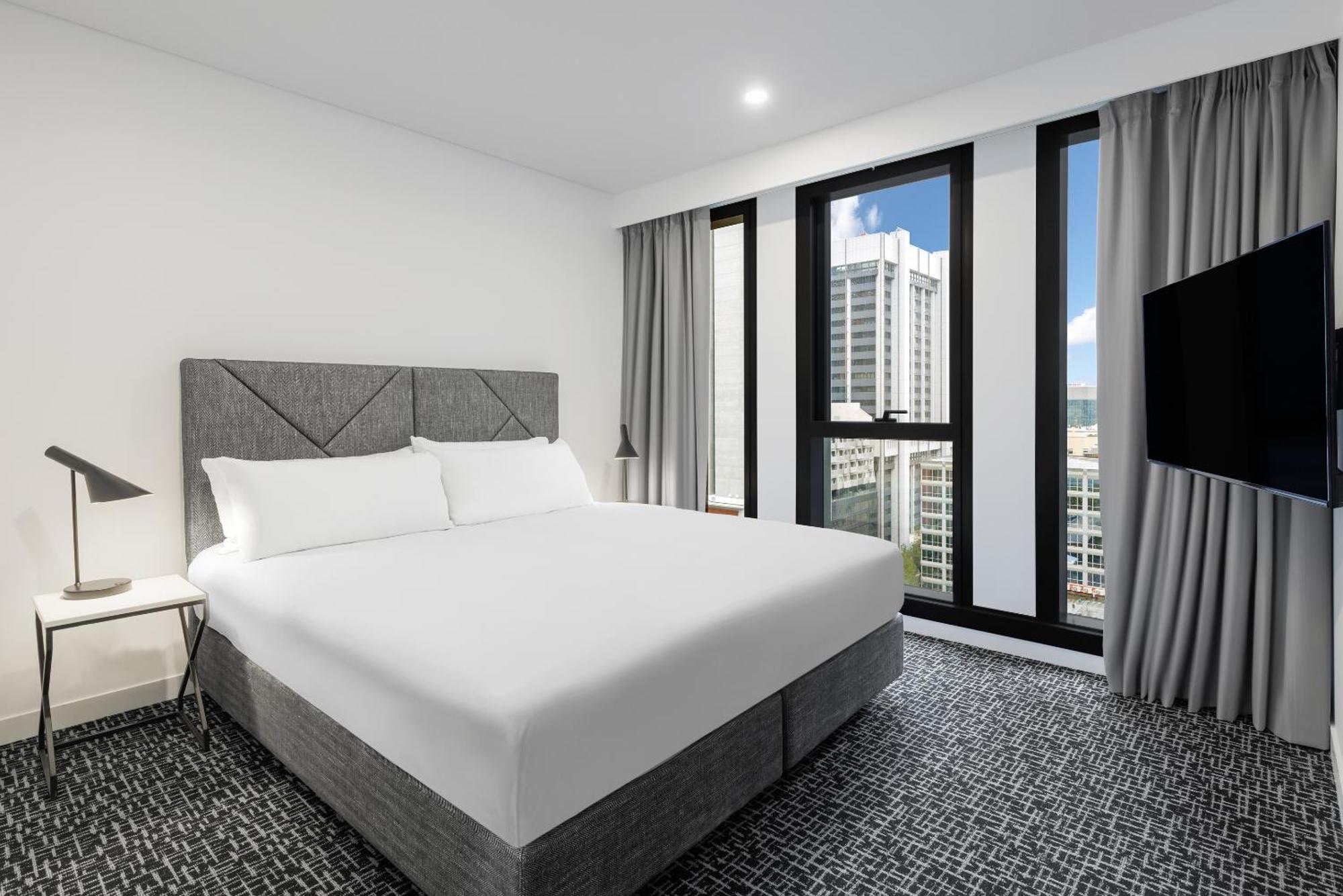 Meriton Suites Melburne Exterior foto A bedroom at the hotel